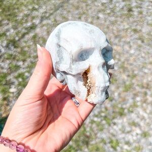 Unpolished moss agate skull